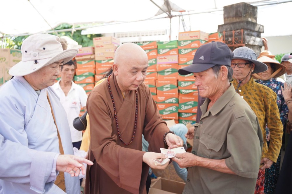 Khánh Hoà: Phật giáo Cần Thơ chia sẻ yêu thương đến bà con vùng lũ
