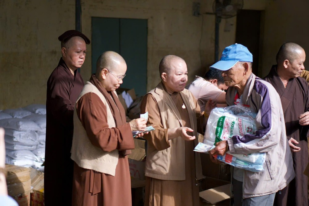 Đắk Lắk: Ban Từ thiện xã hội GHPGVN TP.Hải Phòng trao hơn 800 triệu đồng cho bà con vùng lũ