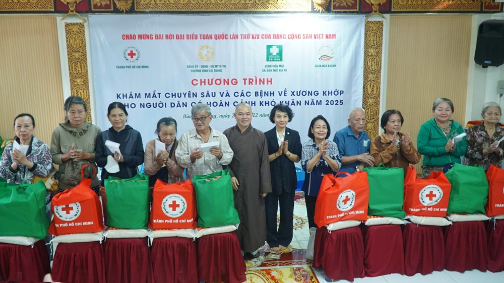 TP.HCM: Chùa Hòa Khánh khám mắt, chăm sóc sức khỏe và trao quà cho 250 người dân khó khăn
