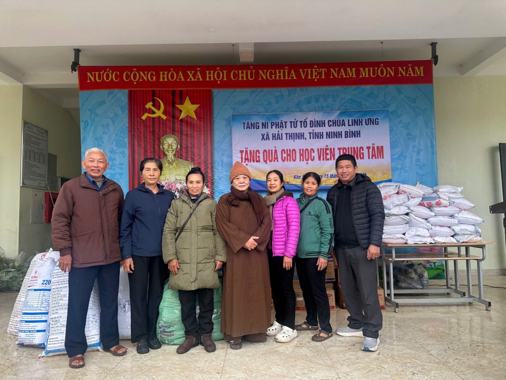 Chùa Linh Ứng (Ninh Bình) trao 500 suất quà đến học sinh và người dân khó khăn tại Quảng Trị và TP. Huế
