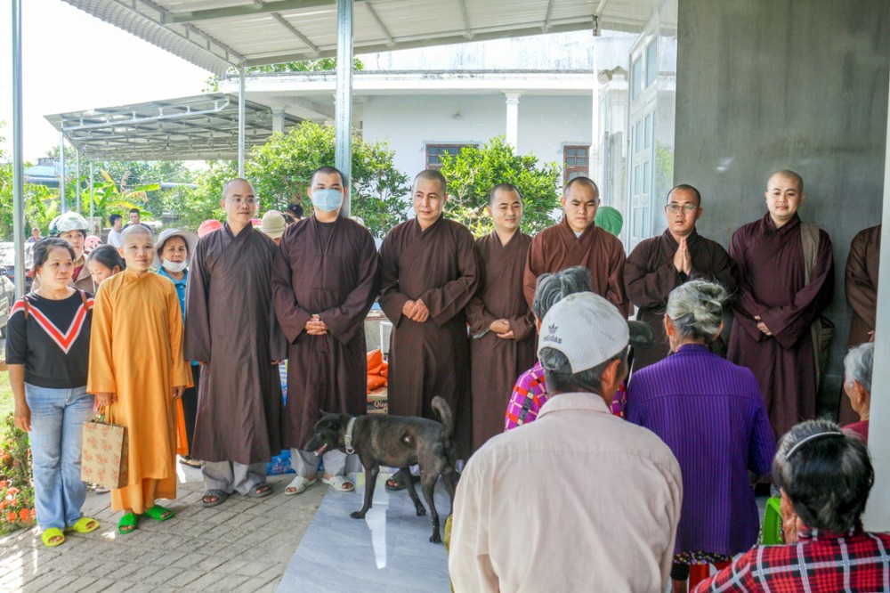 Lâm Đồng: Cựu Tăng Ni sinh Trường TCPH Bình Thuận – Khóa VII thăm và tặng quà bà con vùng ngập lụt tại xã Hàm Trí