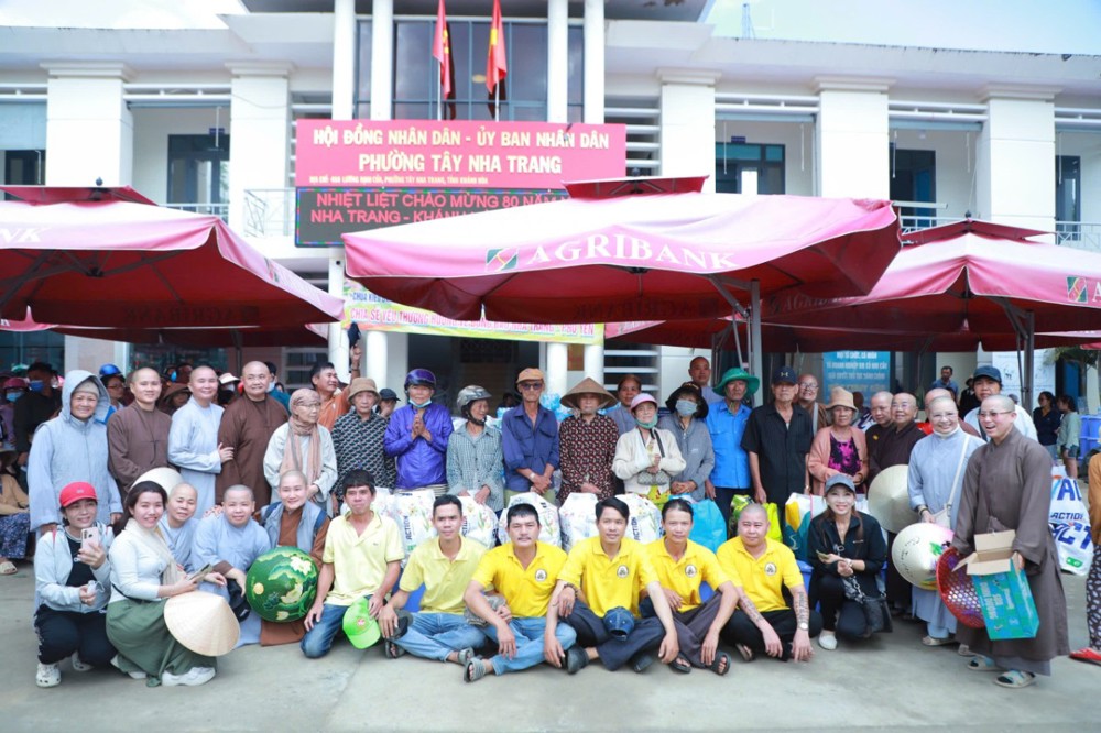 Chư Ni các tự viện TP.HCM và Đồng Nai trao 700 suất quà đến bà con vùng bão lũ tại Khánh Hòa