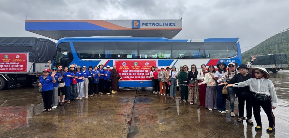 Đắk Lắk: Trao 1.000 phần quà hỗ trợ bà con vùng lũ