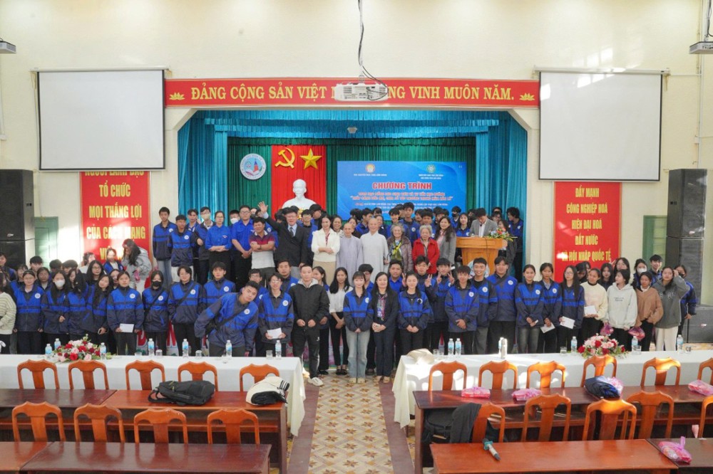 Lâm Đồng: Chư Tôn đức Ni trao học bổng tiếp sức đến trường cho các em học sinh Trường Cao đẳng Đà Lạt