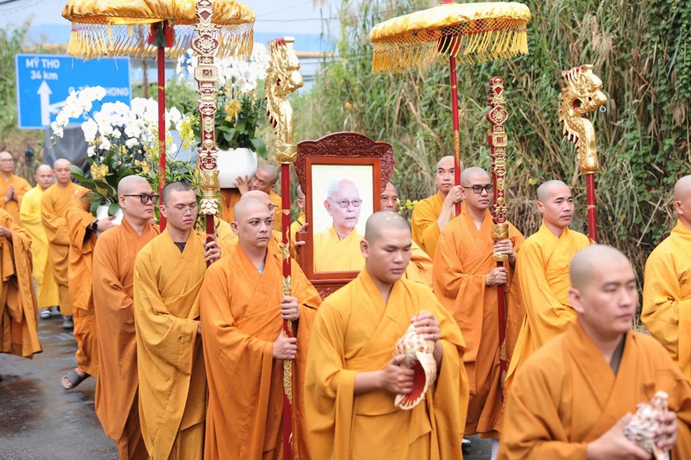 Đồng Tháp: Đạo tràng Phù Châu cung nghinh di ảnh cố Trưởng lão Hòa thượng Thích Từ Thông nhập tự tôn thờ