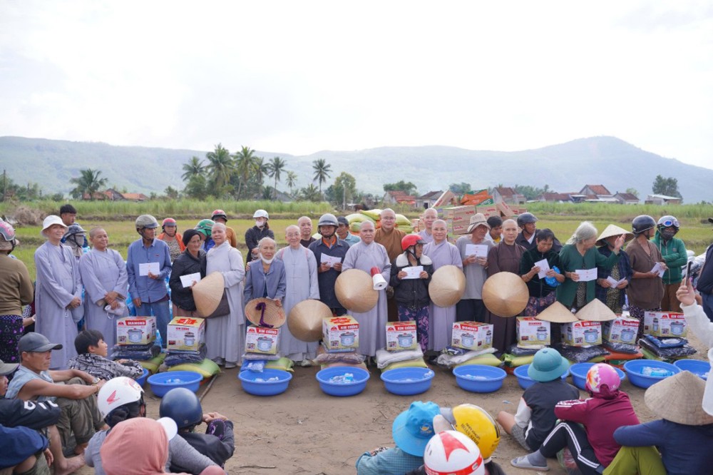 Đắk Lắk: Ban Từ thiện xã hội tỉnh Đồng Nai tặng 500 phần quà ý nghĩa đến bà con chịu ảnh hưởng lũ lụt