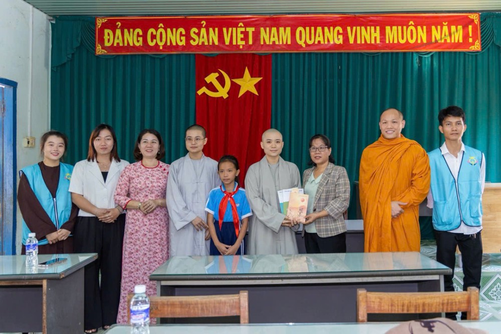 Quỹ học bổng “Cùng Em Đến Trường” hỗ trợ học bổng và khảo sát chương trình tại Trường Tiểu học Đức Long