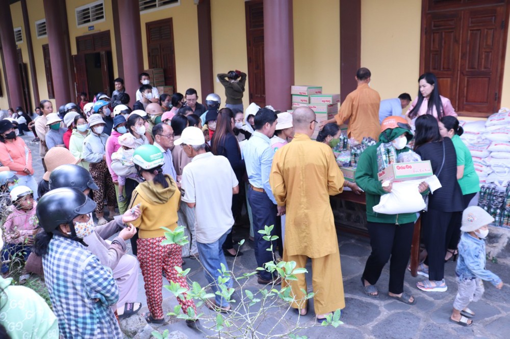 Lâm Đồng: Trao 200 phần quà Tết cho bà con có hoàn cảnh khó khăn tại Thiền viện Trúc Lâm Chánh Thiện