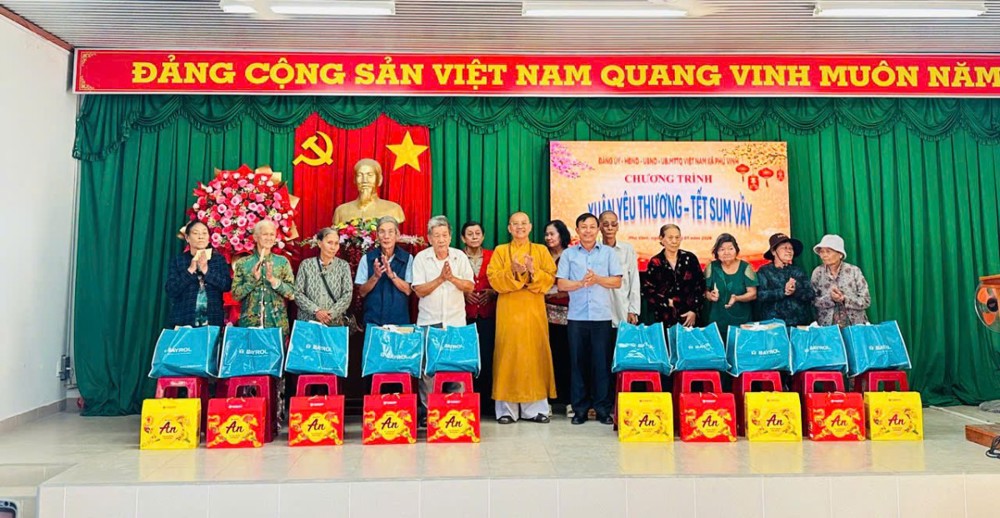Đồng Nai: Chùa Phước An trao 100 phần quà Tết đến các hộ gia đình khó khăn tại xã Phú Vinh