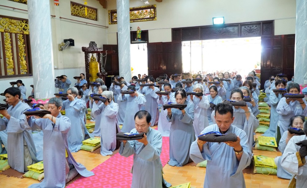 Đồng Tháp: Chùa Long Tế bế mạc khóa tu “Xuất gia gieo duyên” lần thứ 8 và kính mừng khánh đản Đức Phật A Di Đà