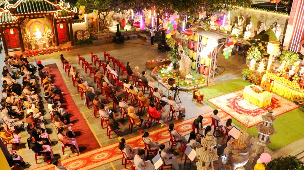 Quãng Ngãi: Chùa Huệ Hương diễn ra đêm lễ khánh vía Đức Phật A Di Đà