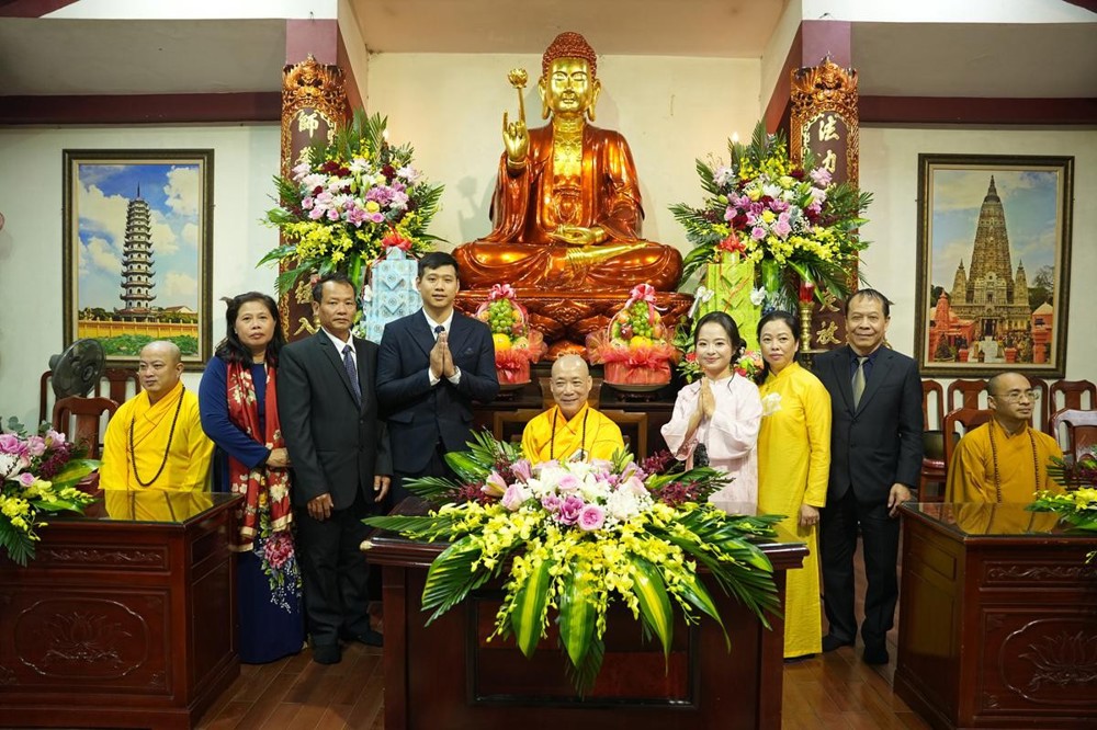 Hà Nội: Ba đôi bạn trẻ hân hoan làm lễ hằng thuận tại chùa Bằng