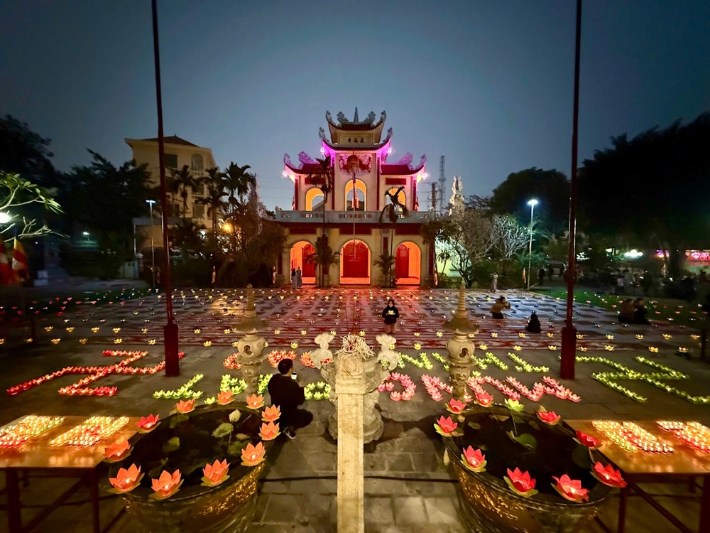 Phú Thọ: Lung linh đêm Hoa đăng mừng Phật Thành đạo và Khởi sắc kỳ thi Giáo lý cho 600 Phật tử