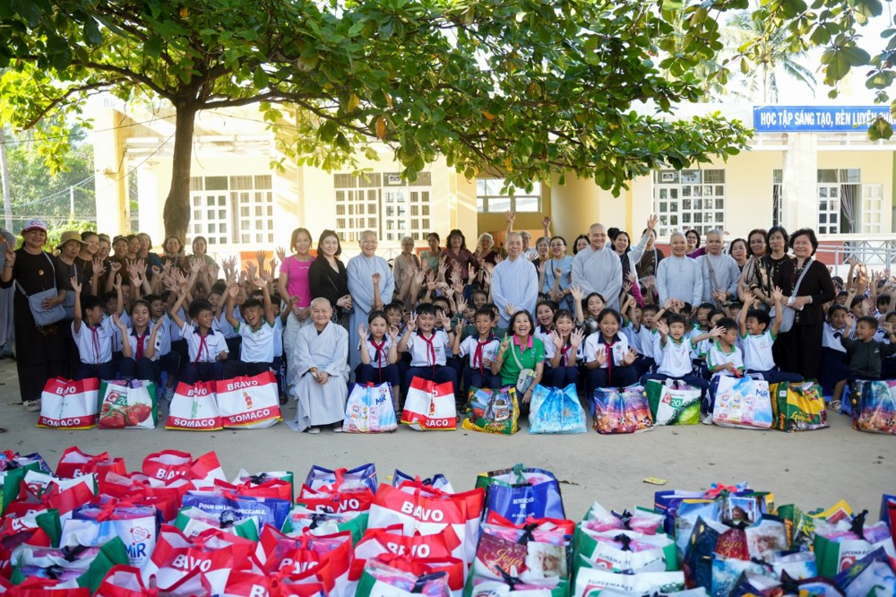 Đắk Lắk: Các tự viện TP.HCM và Tây Ninh trao quà hỗ trợ người dân, học sinh sau bão lũ