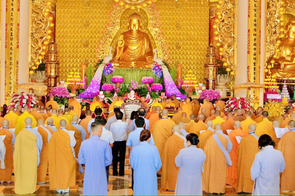 Đồng Nai: Đêm hội hoa đăng kính mừng Đức Phật Thích Ca thành đạo và lễ vía Đức Phật Thích Ca Mâu Ni tại chùa Phật Quốc Vạn Thành