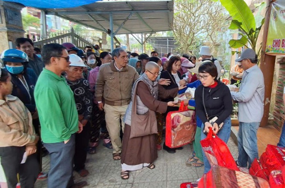 Đà Nẵng: Chùa Phổ Hiền tặng quà tết cho bà con khiếm thị xã Tiên Phước 