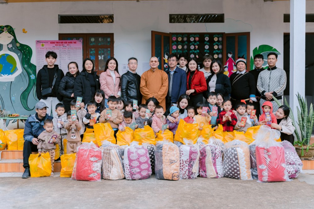 Phú Thọ: Đại đức Thích Đạo Viên trao quà cho trẻ mầm non vùng cao Tuyên Quang