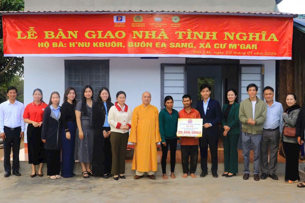 Đắk Lắk: Trao 5 nhà Đại đoàn kết, tặng xe đạp và quà cho học sinh khó khăn