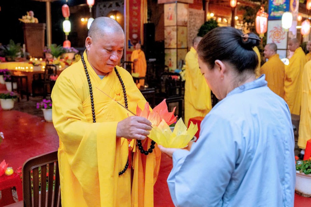 Lâm Đồng: Chùa Hội Phước lung linh đêm hoa đăng mừng khánh đản Đức Phật A Di Đà