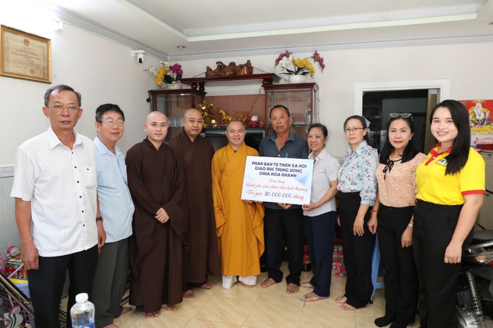 Phân ban TT-XH Giáo dục Trung ương trao nhà, hỗ trợ gia đình liệt sĩ tại TP.HCM