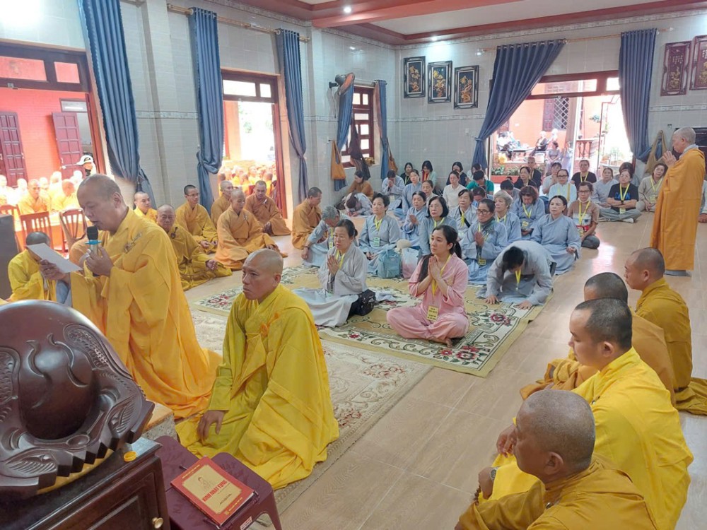 TP.HCM: Phân ban Quản lý các cơ sở bảo trợ từ thiện xã hội Phật giáo cúng dường Tăng Ni và trao quà Tết cho người nghèo