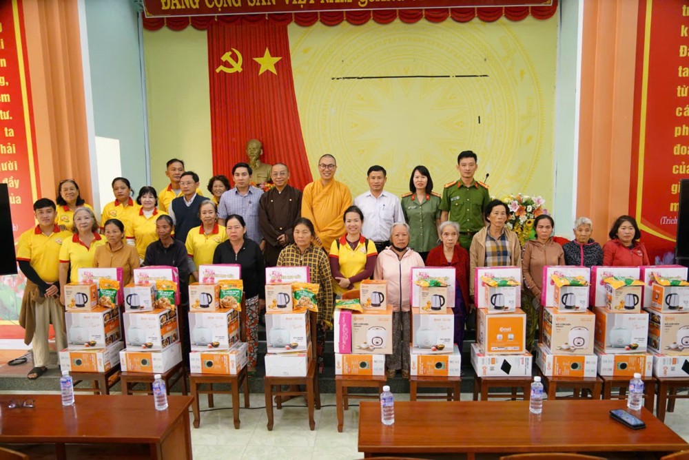 Dấu chân từ bi “Hội Từ thiện chùa Tường Nguyên cứu trợ 3.000 phần quà tái thiết sau mưa lũ”