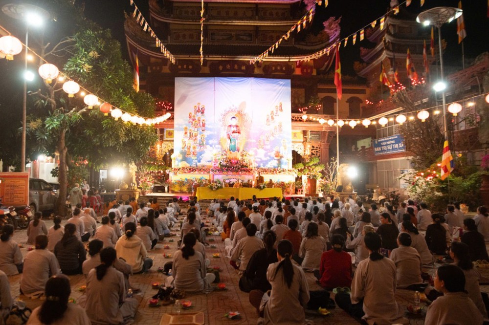 Lâm Đồng: Chùa Pháp Hội trang nghiêm tổ chức lễ hoa đăng mừng ngày khánh đản Đức Phật A Di Đà.