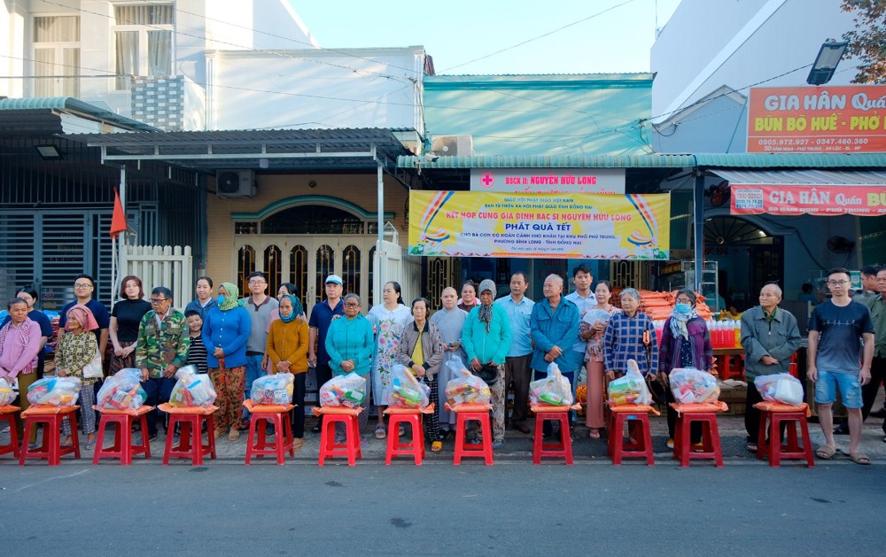 Đồng Nai: Ban Từ thiện Xã hội GHPGVN tỉnh trao 450 phần quà Tết ấm lòng bà con khó khăn