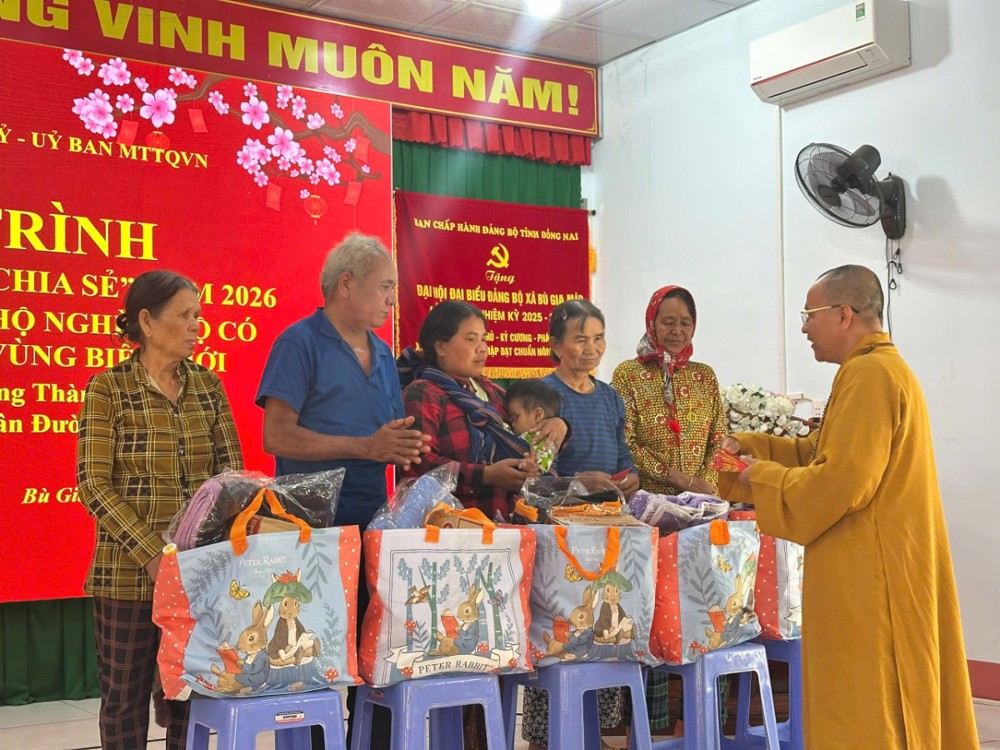 Đồng Nai: Chùa Phước An xã Long Thành trao tặng 300 phần quà từ bi tại xã Bù Gia Mập