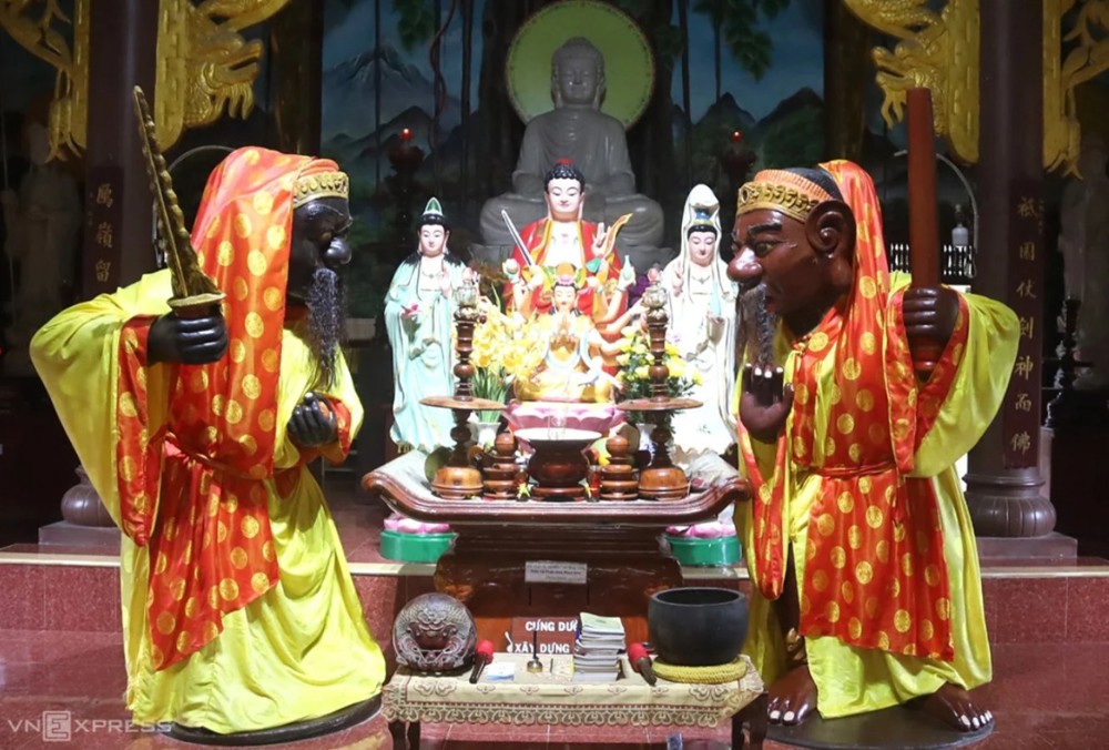 Giai thoại hai pho tượng ông Đỏ, ông Đen ở chùa Nhạn Sơn