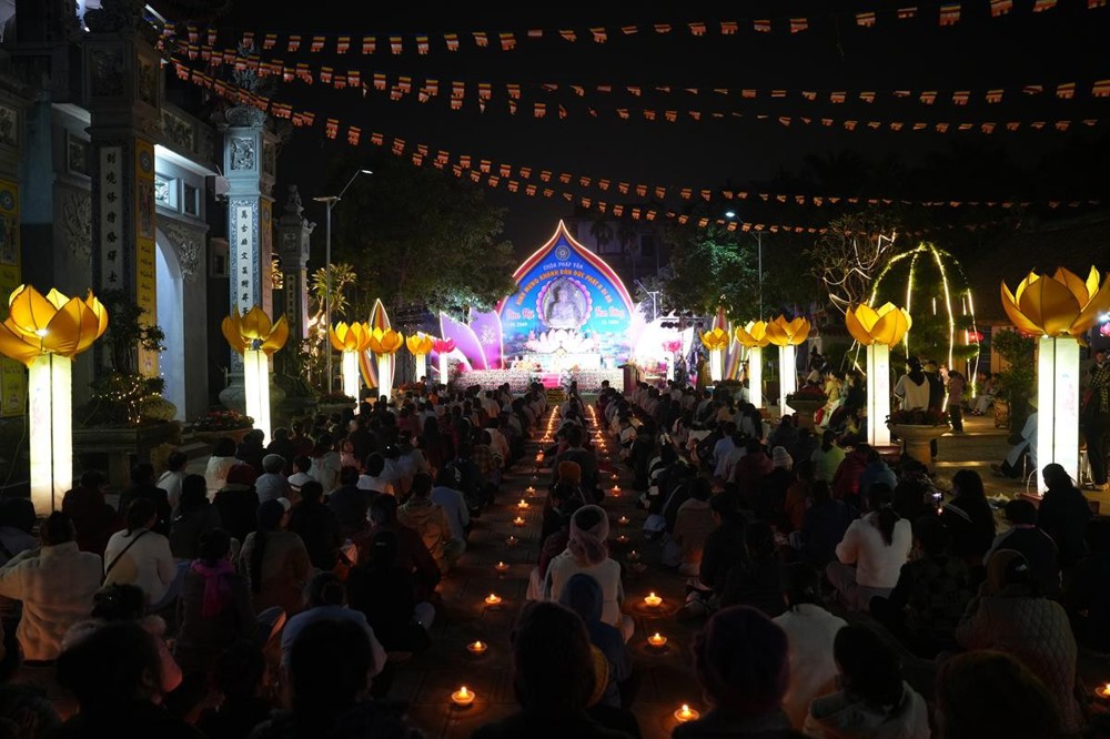 Hưng Yên: Trang nghiêm Đêm hoa đăng kính mừng ngày vía Đức Phật A Di Đà tại chùa Pháp Vân