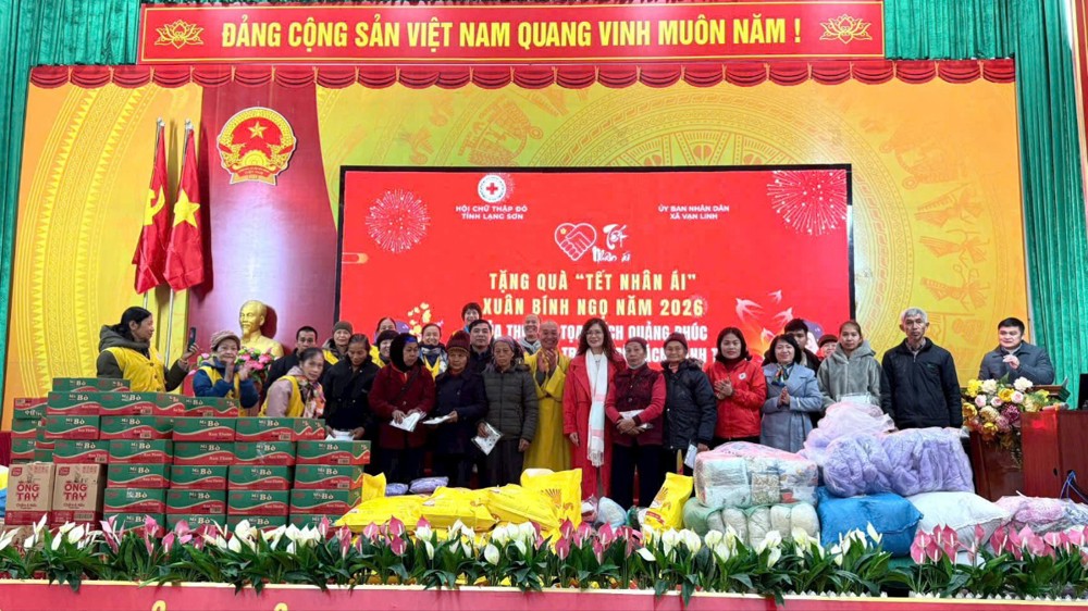 Lạng Sơn: Thượng tọa Thích Quảng Phúc cùng đạo tràng Ngũ Bách Hành Thiện trao quà yêu thương nơi vùng biên