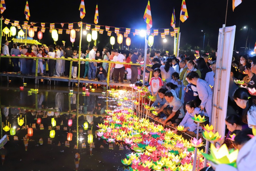 Đồng Nai: Trang nghiêm lễ hoa đăng kính mừng ngày Đức Phật Thích Ca thành đạo
