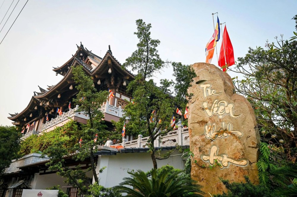 Ngồi ngắm Bụt, nghe chuông gió ở tu viện Khánh An