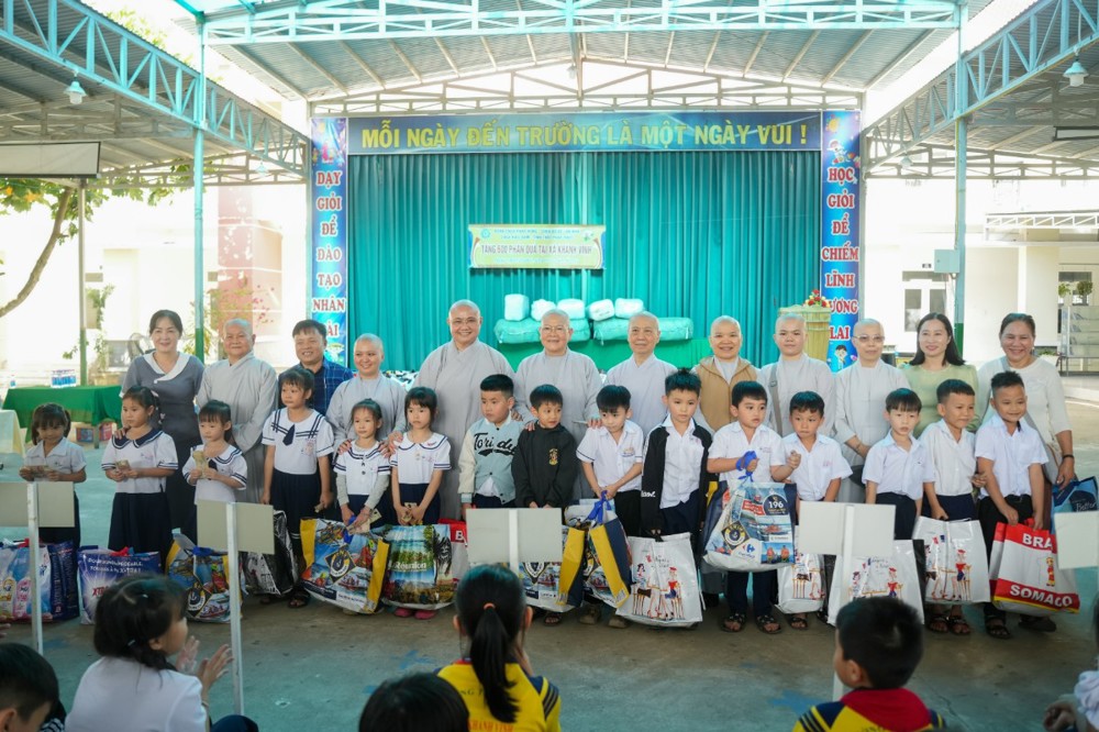 Hơn 2.200 phần quà được trao hỗ trợ người dân miền Trung sau bão lũ, hướng tới Tết Nguyên đán