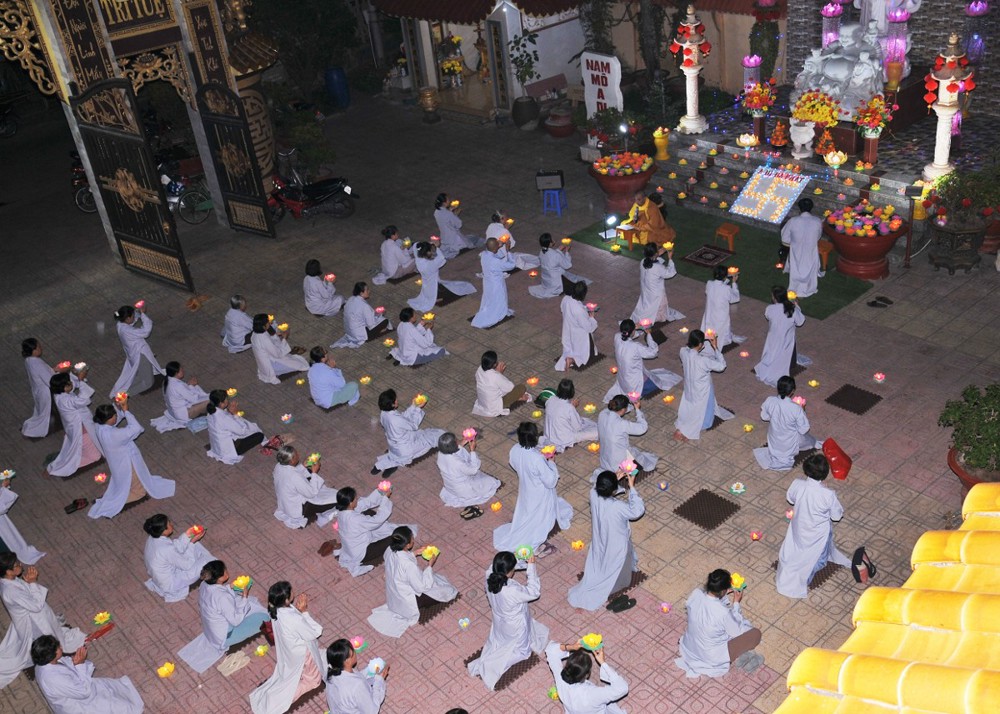 Đồng Tháp: Trang nghiêm Lễ hoa đăng mừng khánh đản Đức Phật A Di Đà tại chùa Linh Sơn, xã Vĩnh Bình