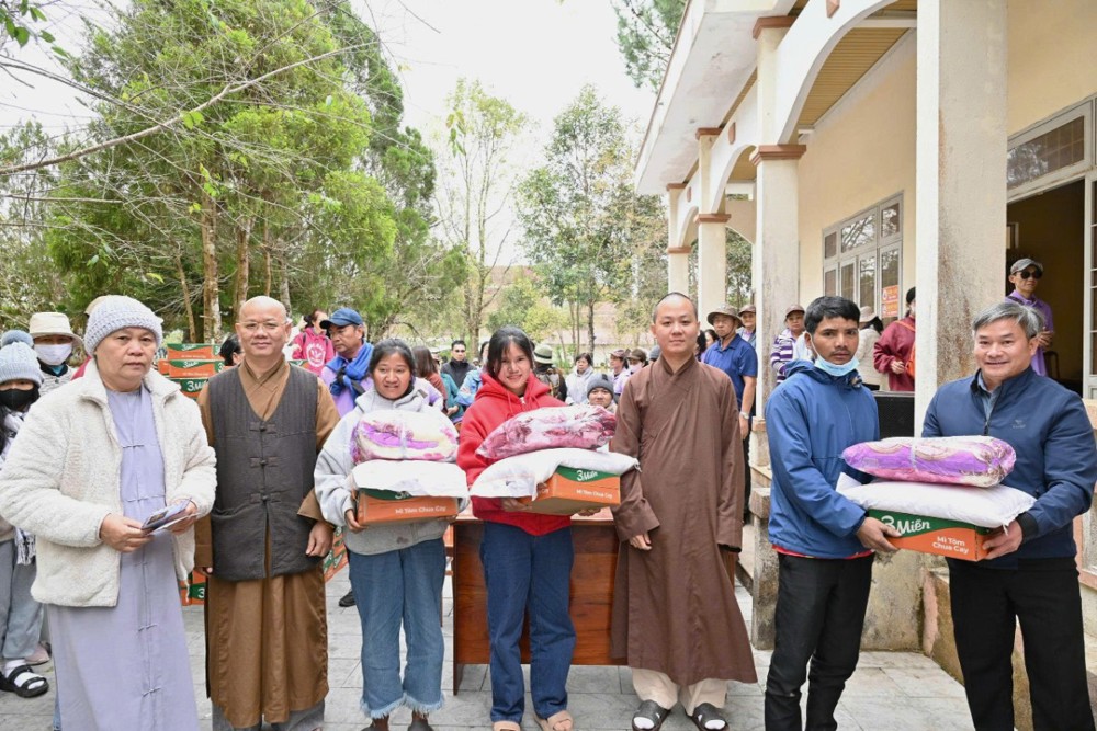 Quảng Ngãi: Chùa Liên Trì và Linh Quang tịnh xá (TP.HCM) thăm, tặng quà tại xã Măng Đen nhân dịp năm mới 2026 