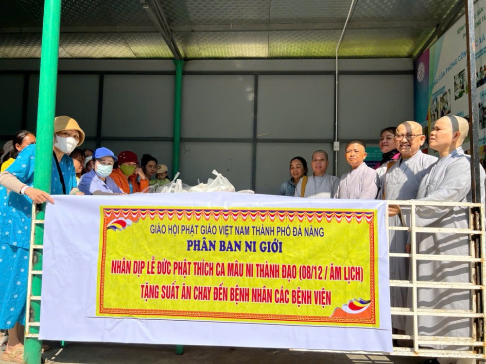 Đà Nẵng: Phân ban Ni giới thành phố tặng quà cho các bệnh nhân khó khăn nhân lễ Phật thành đạo 