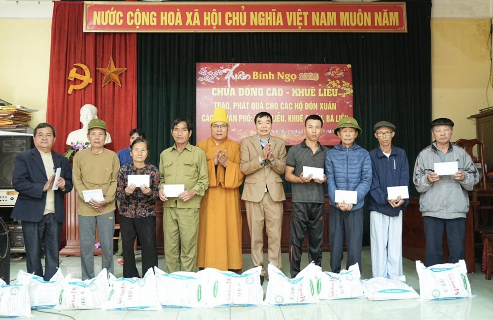 Hải Phòng: Tổ đình Đống Cao trao 100 phần quà tết cho các gia đình khó khăn trên địa bàn phường Tân Hưng