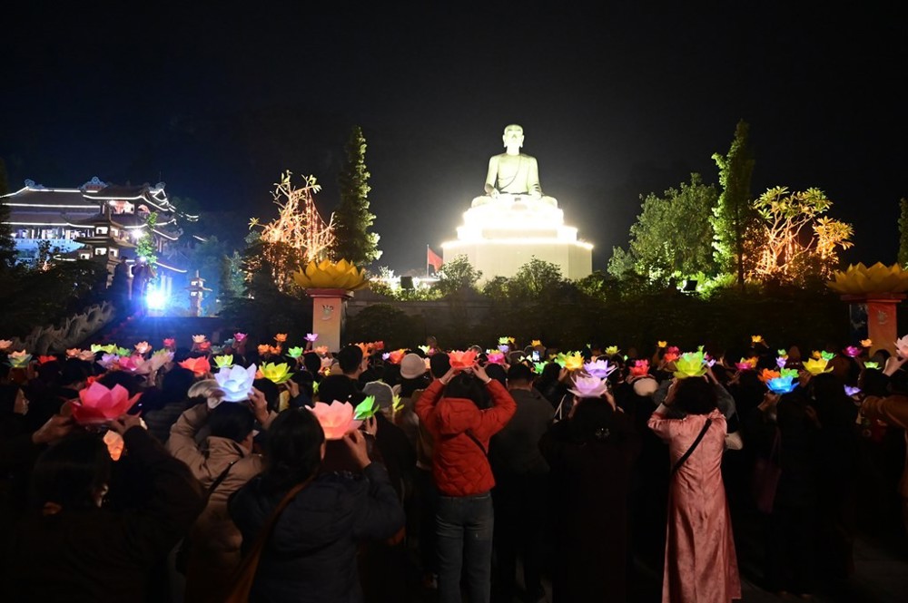 Hải Phòng: Đêm hoa đăng kính mừng khánh đản Đức Phật A Di Đà tại chùa Long Hoa