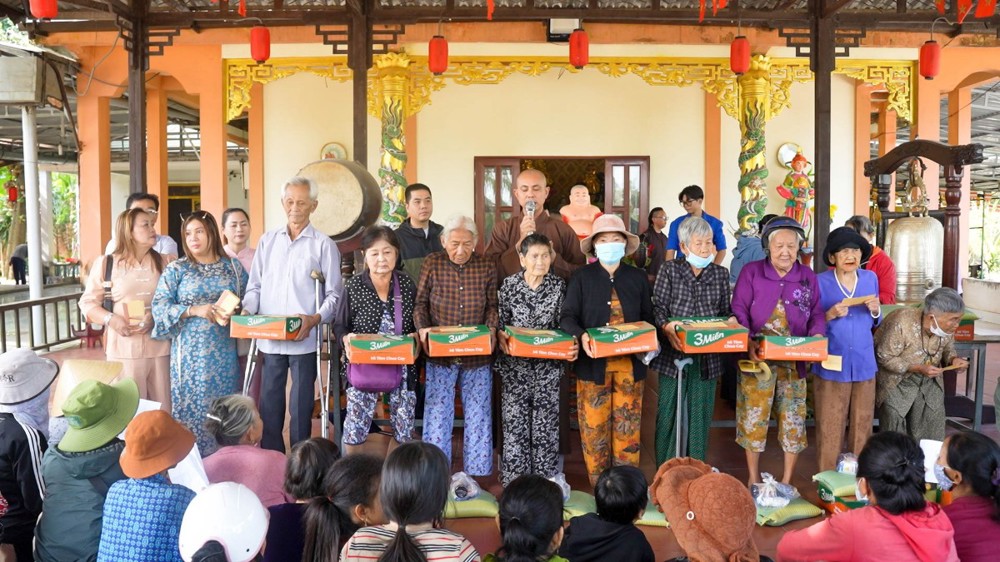 Lâm Đồng: Chùa Giác Tánh (TP.HCM) trao 400 phần quà Tết đến bà con khó khăn tại xã Đức Linh