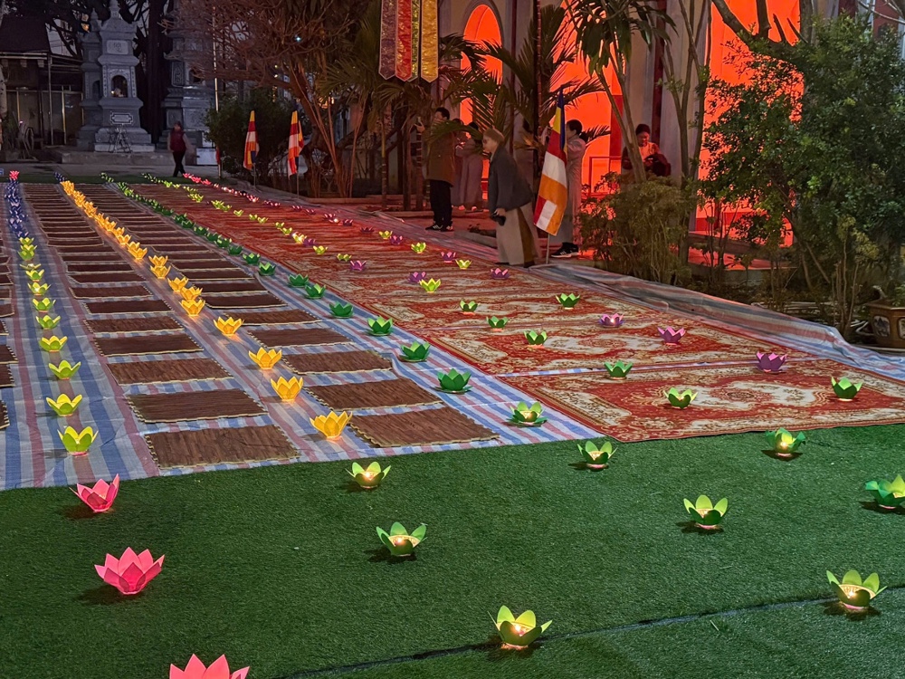 Phú Thọ: Lung linh đêm Hoa đăng mừng Phật Thành đạo và Khởi sắc kỳ thi Giáo lý cho 600 Phật tử插图38