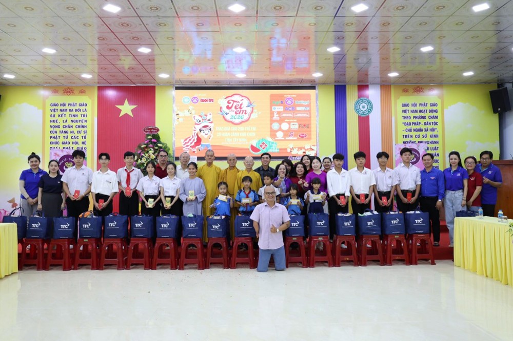 Tây Ninh: 200 phần quà trao tặng cho trẻ em nhân kỷ niệm 20 năm thành lập Nhóm Chia sẻ – Sharing tại chùa Pháp Minh.