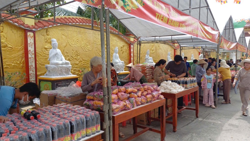 Vĩnh Long: Chùa Liên Phước trao yêu thương qua Phiên chợ 0 đồng