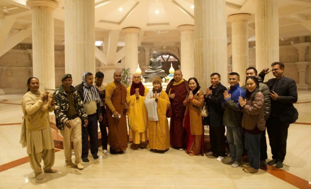 Đoàn hành hương do Tăng Ni Việt Nam hướng dẫn an vị hoa sen đồng tại tháp Xá lợi Vaishali
