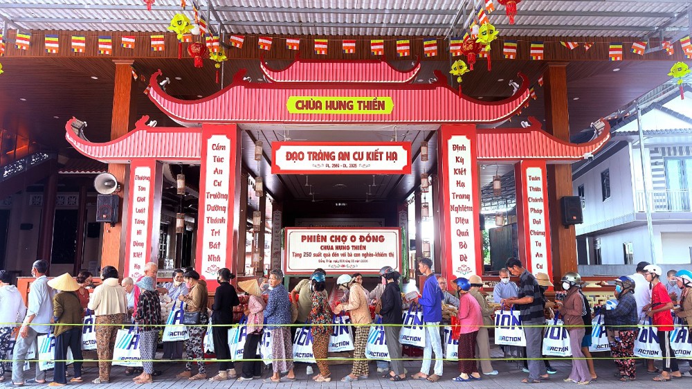 Đồng Tháp: Chùa Hưng Thiền trao quà Tết Bính Ngọ đến người khiếm thị và các hoàn cảnh khó khăn