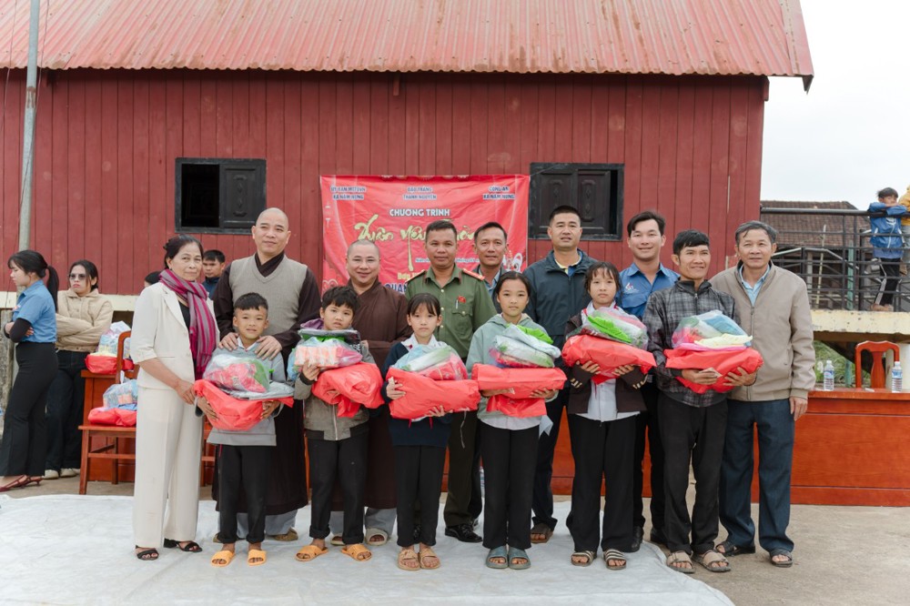 Lâm Đồng: TT.Thích Chúc Thành thăm và trao quà hỗ trợ người dân có hoàn cảnh khó khăn tại xã Nâm Nung