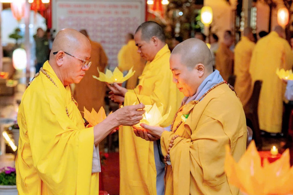 Lâm Đồng: Chùa Hội Phước lung linh đêm hoa đăng mừng khánh đản Đức Phật A Di Đà