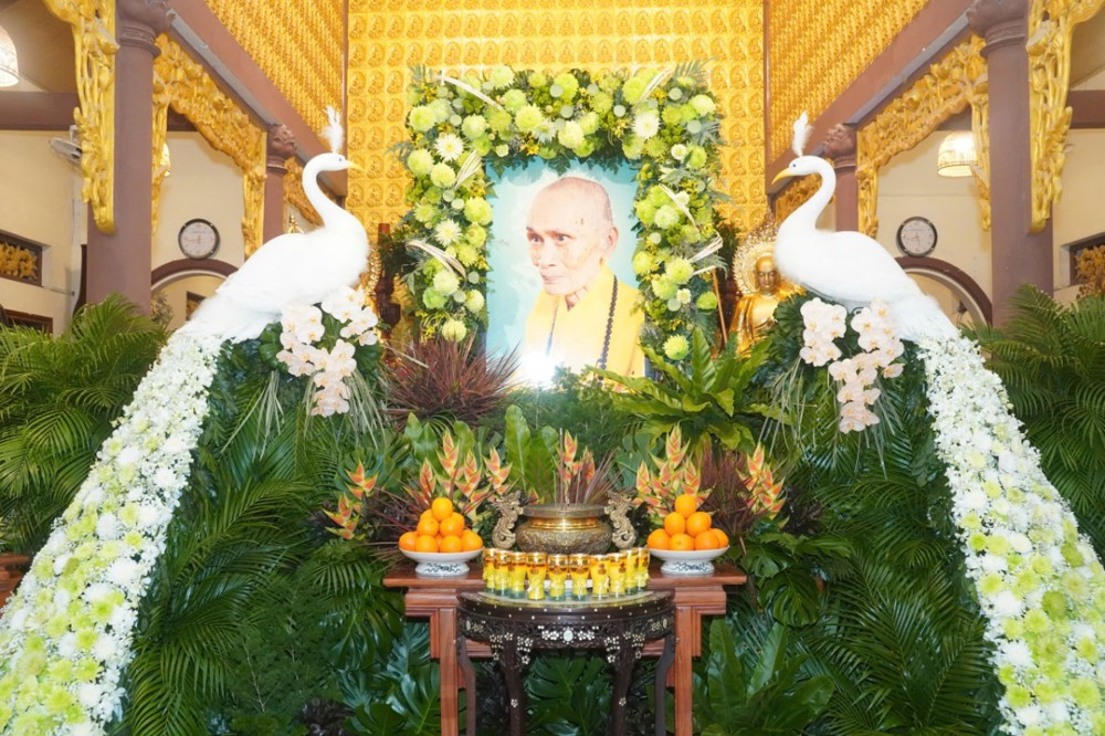 TP.HCM: Lễ thắp nến tri ân ân sư tại chùa Vạn Thiện