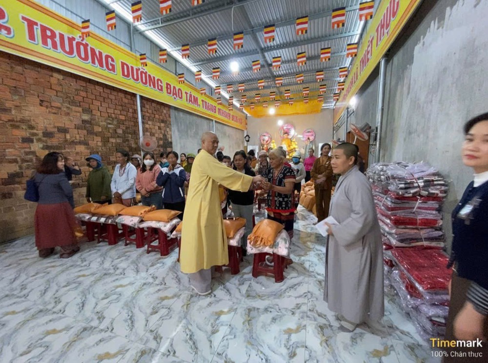 Đà Nẵng: Ban từ thiện thành phố tặng quà cho bà con vùng cao dịp lễ Thành Đạo